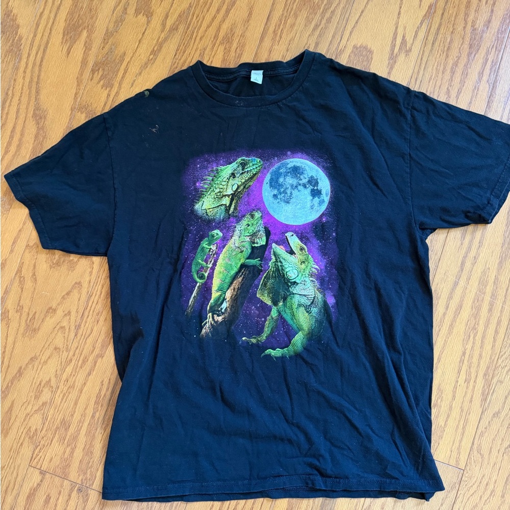 Bearded dragon howling staring at moon Black Reptile Graphic T-Shirt shirt l